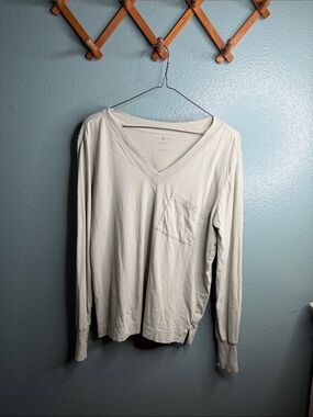 Lou & Grey Light Gray V-Neck Long Sleeve Pocket Tee